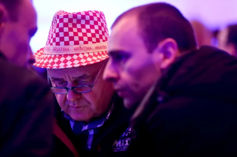 IZBORNI STOŽER KOLINDE GRABAR KITAROVIĆ: Ore se domoljubne pjesme, čeka se predsjednica