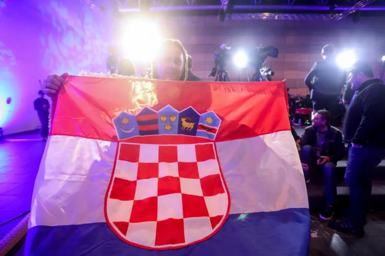 IZBORNI STOŽER KOLINDE GRABAR KITAROVIĆ: Ore se domoljubne pjesme, čeka se predsjednica