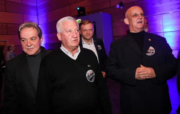 IZBORNI STOŽER KOLINDE GRABAR KITAROVIĆ: Ore se domoljubne pjesme, čeka se predsjednica