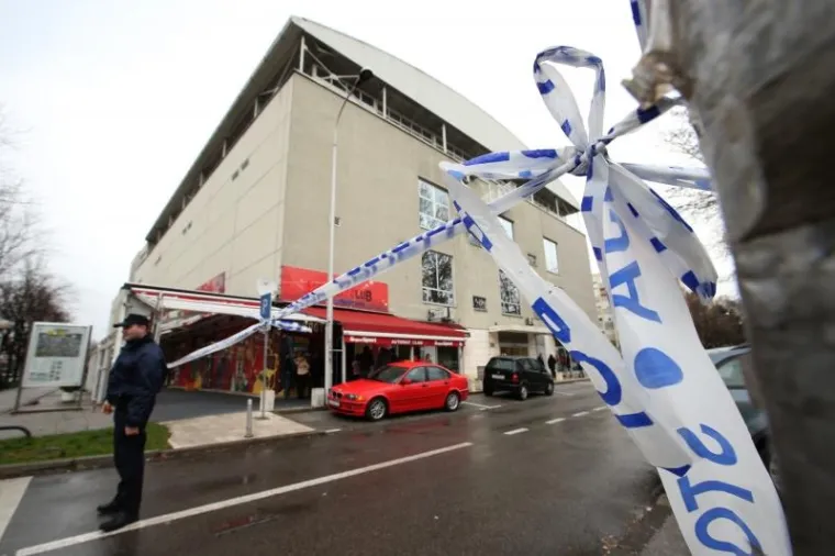 Policija je blokirala parkiralište i casino do autobusnog stajališta oko Shopping centra.