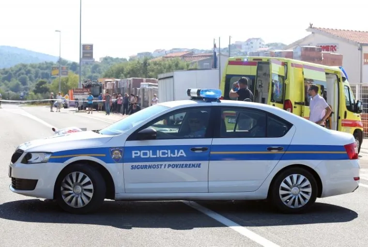 STRAVIČNA NESREĆA KOD ROGOZNICE: Sudarili se kamion i motociklist, vozač motora preminuo na mjestu