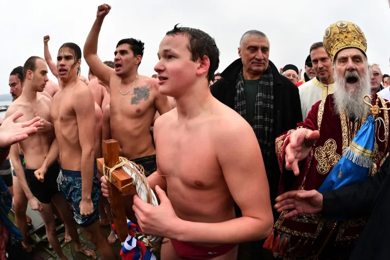 BOGOJAVLJENJE U SRBIJI: Na Zemunskom keju održano tradicionalno plivanje s križem u Dunavu