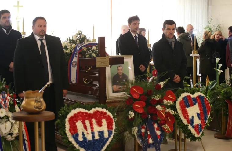 U petak je na splitskom groblju Lovrinac na posljednji počinak ispraćen legendarni hrvatski trener Stanko Špaco Poklepović. koji će biti pokopan na groblju u Milni na otoku Braču u 14 sati.