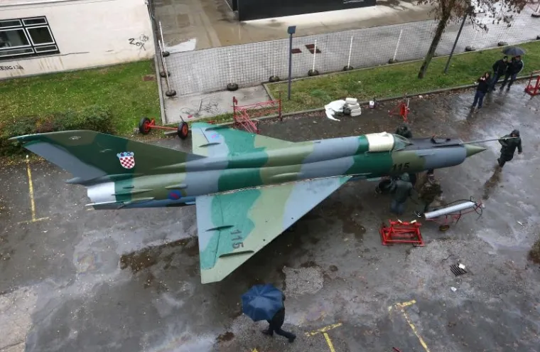 POGLEDAJTE FOTOGALERIJU: MiG 21 'sletio' ispred zgrade Strojarskog faksa u Zagrebu