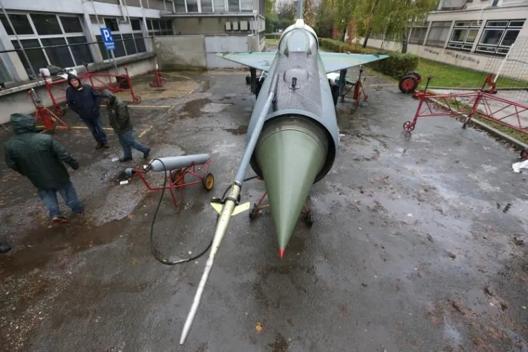 POGLEDAJTE FOTOGALERIJU: MiG 21 'sletio' ispred zgrade Strojarskog faksa u Zagrebu