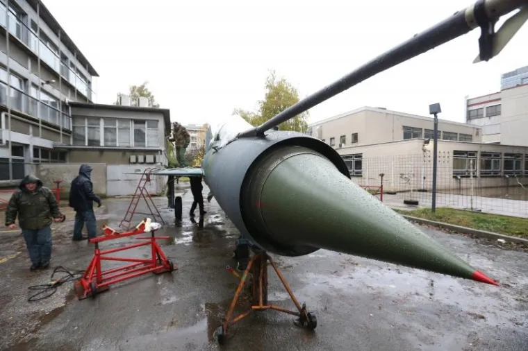 POGLEDAJTE FOTOGALERIJU: MiG 21 'sletio' ispred zgrade Strojarskog faksa u Zagrebu