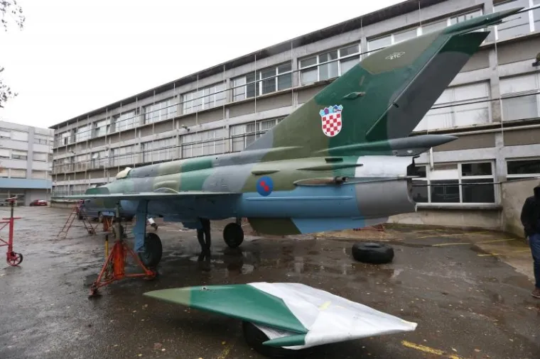 POGLEDAJTE FOTOGALERIJU: MiG 21 'sletio' ispred zgrade Strojarskog faksa u Zagrebu