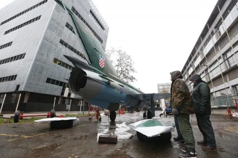 POGLEDAJTE FOTOGALERIJU: MiG 21 'sletio' ispred zgrade Strojarskog faksa u Zagrebu
