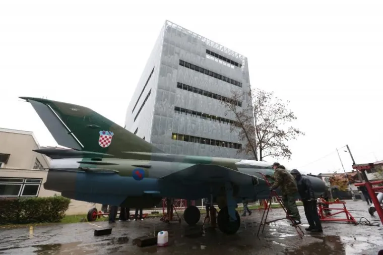 POGLEDAJTE FOTOGALERIJU: MiG 21 'sletio' ispred zgrade Strojarskog faksa u Zagrebu