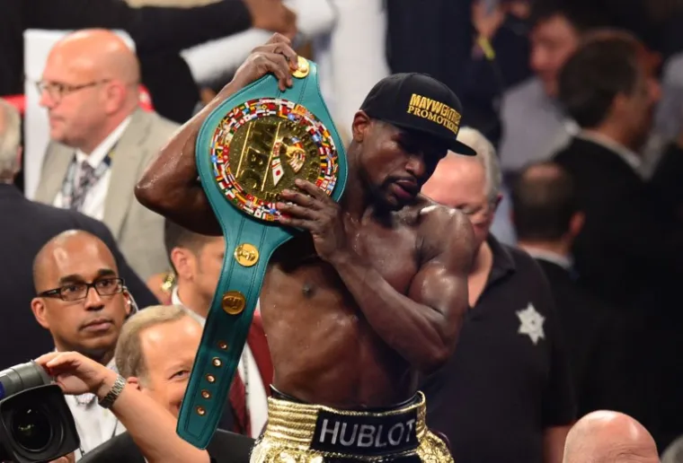 Američki boksač Floyd Mayweather najviše je zaradio u protekom desetljeću od svih sportaša na svijetu, objavili su britanski mediji. Bivši svjetski prvak je u proteklih 10 godina zaradio čak 780 milijuna eura.
"Money", kako glasi njegov nadimak, je svoj posljednji meč u boksačkoj karijeri odradio 2017. kada je u Las Vegasu prekidom svladao MMA mega zvijezdu Conora McGregora. Bila je to njegova 50. pobjeda u isto toliko mečeva. Nakon toga je bilo govora o mogućem povratku, ali više nije odradio niti jedan profesionalni meč.
Bivši svjetski prvak je ukupno u karijeri zaradio više od milijardu eura, a samo su još dva sportaša ušla u klub milijardera - legendarni košarkaš Michael Jordan i golfger Tiger Woods.