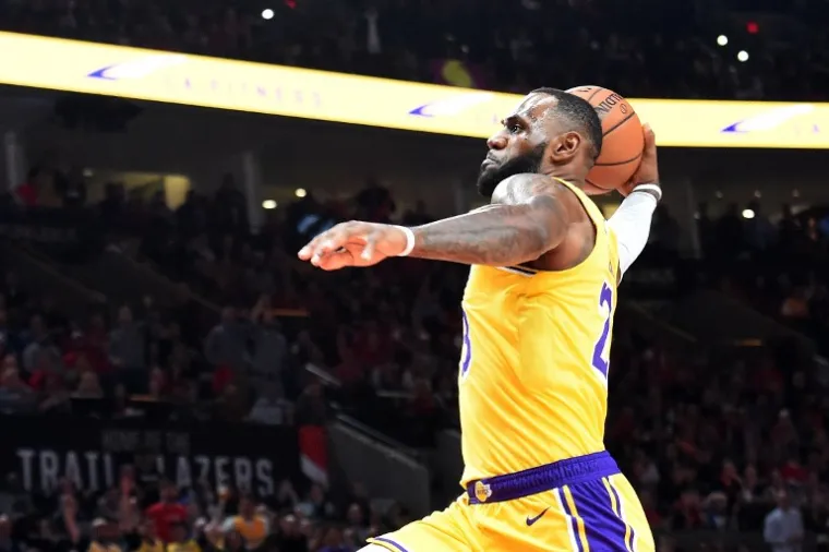 Iza Mayweathera i Ronalda je NBA zvijezda LeBron James sa 606 milijuna eura. James je jedini sportaš uz tenisača Rogera Federera koji je u svakoj od deset godina posljednjeg desetljeća bio među 10 najplaćenijih sportaša svijeta.