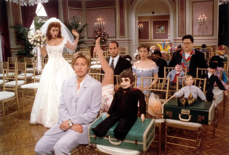 Sitcom 'Ellen' originalno se zvao 'These Friends of Mine', no preimenovan je nakon prve sezone kako bi se izbjegla povezanost sa serijom 'Prijatelji' ('Friends').
