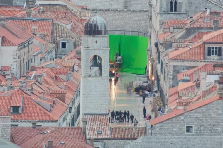 U povijesnoj gradskoj jezgri postavljeno je golemo zeleno platno na koje će se naknadno dodati digitalna scenografija.