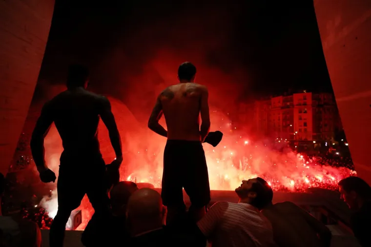 NEVJEROJATNE SCENE ISPRED PARKA PRINČEVA: Zvijezda PSG-a predvodila burno slavlje s navijačima