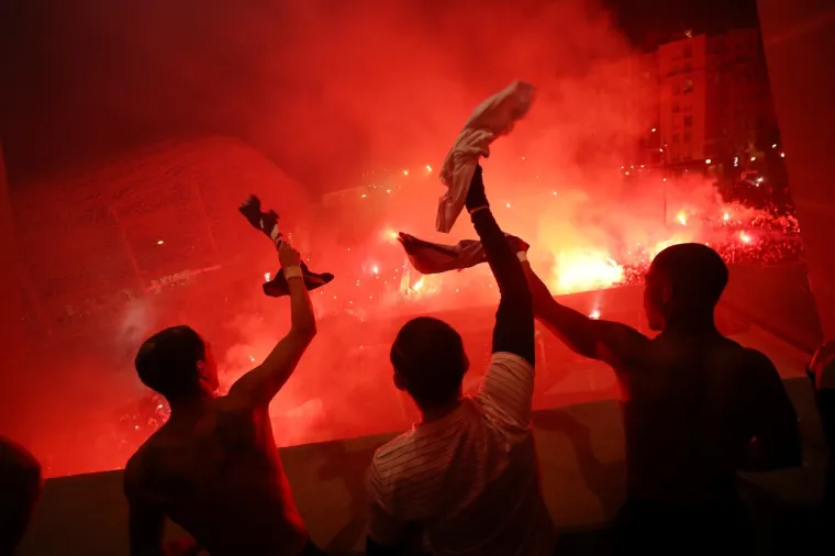 NEVJEROJATNE SCENE ISPRED PARKA PRINČEVA: Zvijezda PSG-a predvodila burno slavlje s navijačima