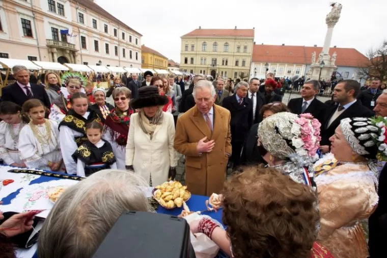 POSJET OSIJEKU: Princ Charles i Camilla prošetali centrom grada i Tvrđom
