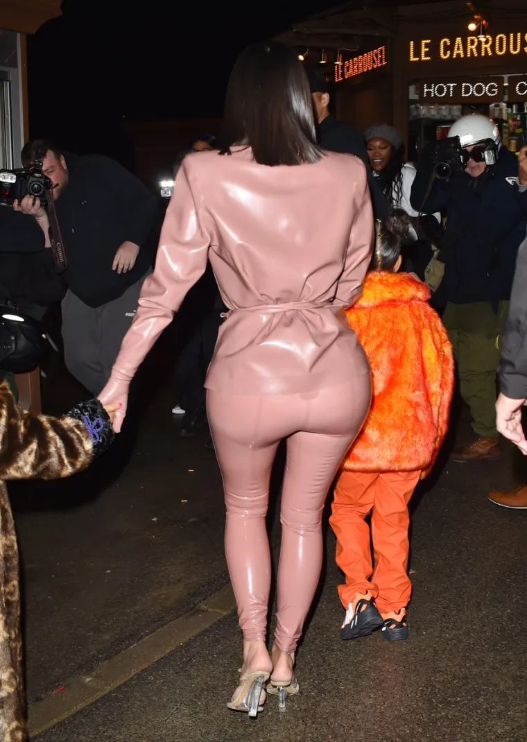 KIM KARDASHIAN OBUKLA LATEKS ZA IZLAZAK S KĆERI: Unatoč neobičnoj kombinaciji svi su samo gledali u njezine noge