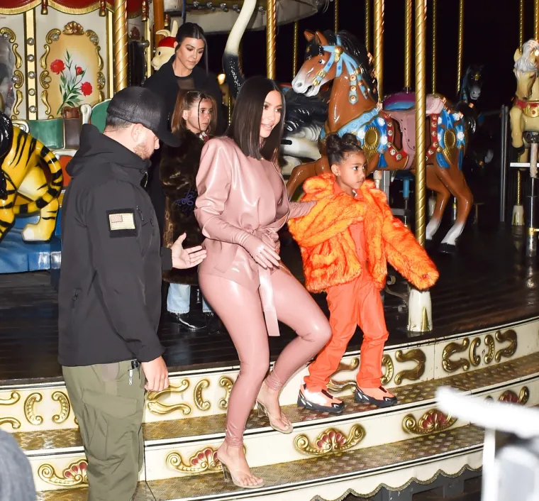 KIM KARDASHIAN OBUKLA LATEKS ZA IZLAZAK S KĆERI: Unatoč neobičnoj kombinaciji svi su samo gledali u njezine noge