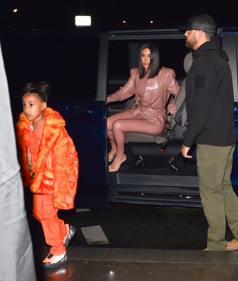 KIM KARDASHIAN OBUKLA LATEKS ZA IZLAZAK S KĆERI: Unatoč neobičnoj kombinaciji svi su samo gledali u njezine noge