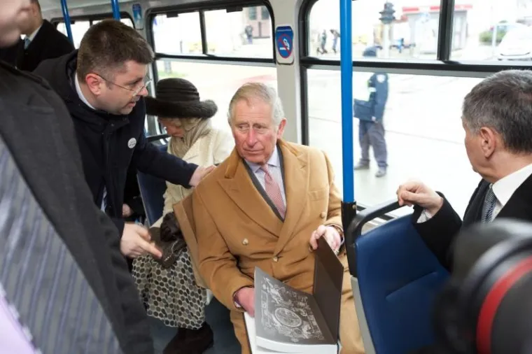 i supruga Camilla  provozali su se tramvajem.