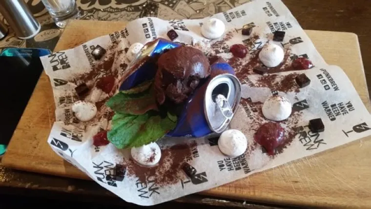 PA JESU LI ONI NORMALNI? Ljudima servirali hranu na bizarne načine i još to pošteno naplatili