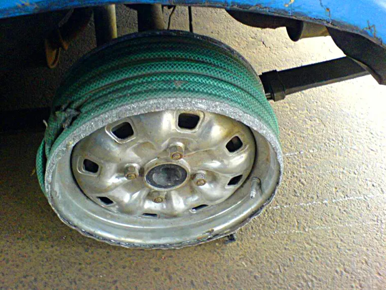 POKUŠAJ POPRAVKA ILI UBOJSTVA? Sami servisirali auto i krenuli u avanturu života