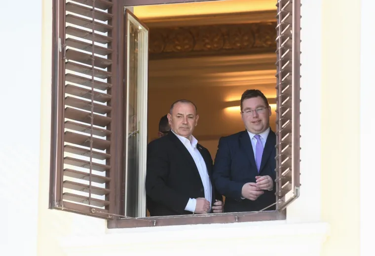 POGLEDAJTE ZAHVALU APLAUZOM: Vlada i Krizni stožer pljeskom zahvalili liječnicima i sestrama na suzbijanju koronavirusa
