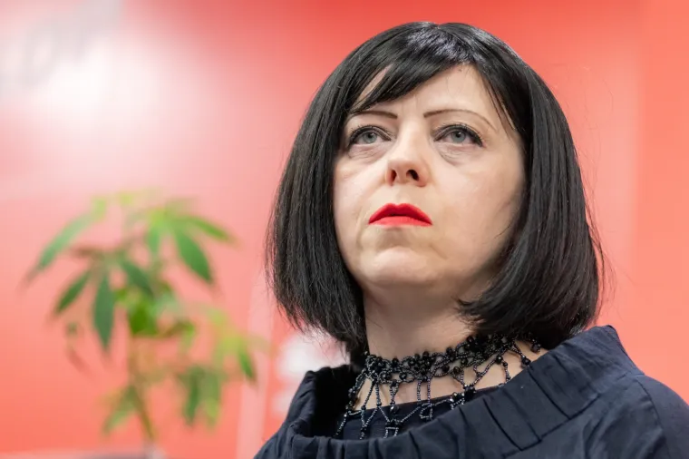 MIRELA HOLY PREDSTAVILA 'LEX CANNABIS': U žardinjeru iza SDP-a posadila jednu biljku