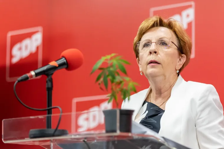 MIRELA HOLY PREDSTAVILA 'LEX CANNABIS': U žardinjeru iza SDP-a posadila jednu biljku