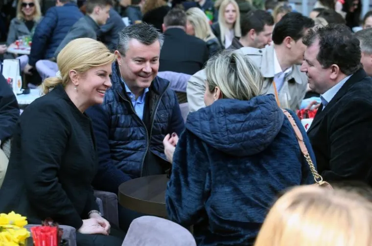 DOBRO RASPOLOŽENI DRŽAVNI VRH: Kolinda i suprug Jakov kavu popili s Tihomirom i Sanjom Orešković