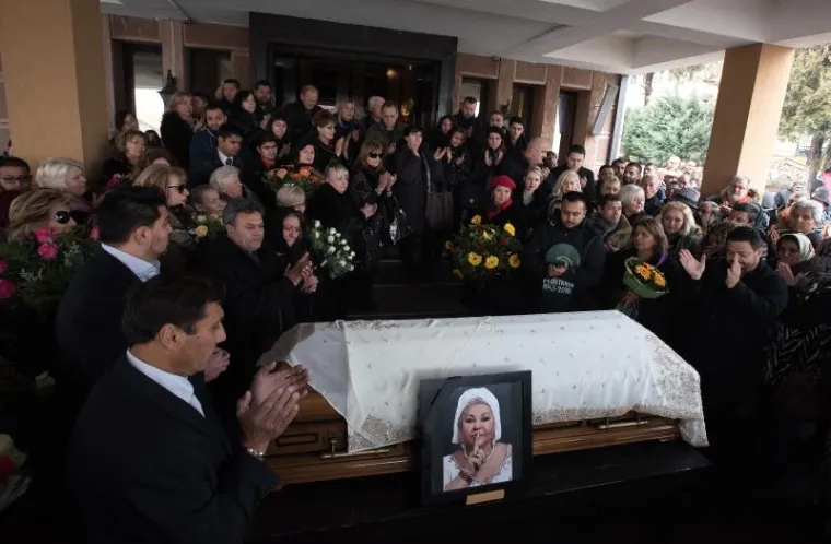 Brojni kolege i prijatelji oprostili su se od pjevačice putem društvenih mreža, a predsjednik Makedonije Đorđe Ivanov, prijatelji i kolege upisali su se u knjigu žalosti i odali posljednju počast kraljici romske glazbe.