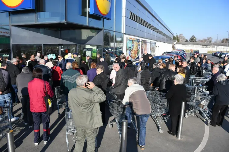 15.03.2020., Bjelovar - Zbog  koronavirusa Bjelovarcani su odlucili popuniti svoje kucne zalihe hranom. Ispred trgovina stvarale su se velike guzve
Photo: