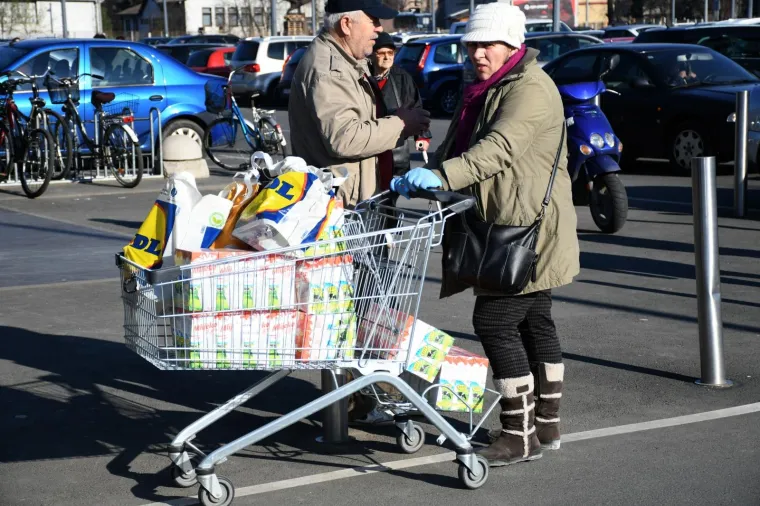 15.03.2020., Bjelovar - Zbog  koronavirusa Bjelovarcani su odlucili popuniti svoje kucne zalihe hranom. Ispred trgovina stvarale su se velike guzve
Photo:Damir Spehar/PIXSELL