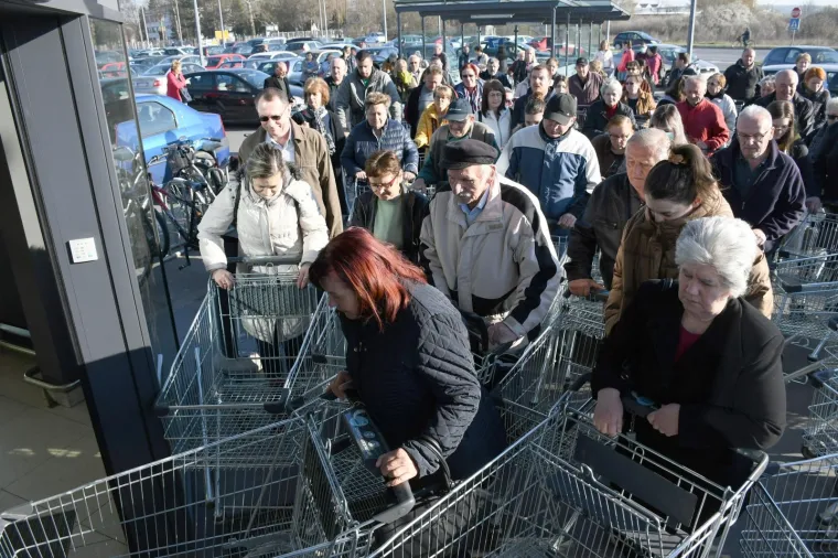 15.03.2020., Bjelovar - Zbog  koronavirusa Bjelovarcani su odlucili popuniti svoje kucne zalihe hranom. Ispred trgovina stvarale su se velike guzve
Photo:Damir Spehar/PIXSELL