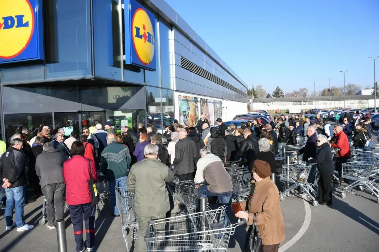 15.03.2020., Bjelovar - Zbog  koronavirusa Bjelovarcani su odlucili popuniti svoje kucne zalihe hranom. Ispred trgovina stvarale su se velike guzve
Photo: