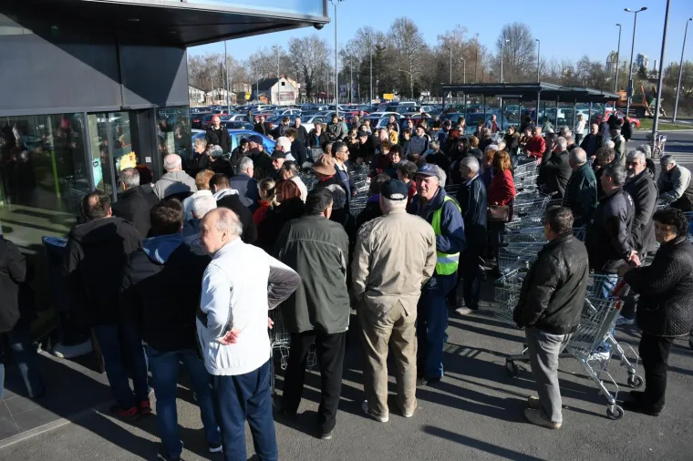 15.03.2020., Bjelovar - Zbog  koronavirusa Bjelovarcani su odlucili popuniti svoje kucne zalihe hranom. Ispred trgovina stvarale su se velike guzve
Photo:Damir Spehar/PIXSELL