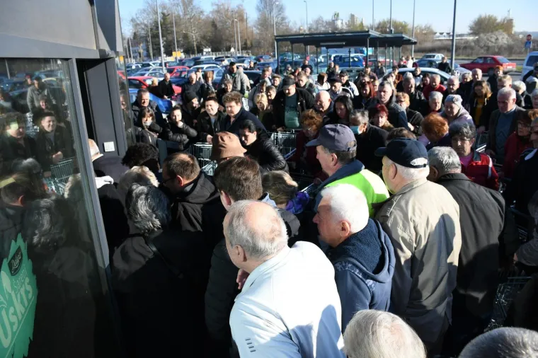 15.03.2020., Bjelovar - Zbog  koronavirusa Bjelovarcani su odlucili popuniti svoje kucne zalihe hranom. Ispred trgovina stvarale su se velike guzve
Photo:Damir Spehar/PIXSELL
