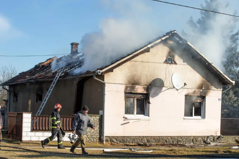 U jutarnjim satima izbio je pozar na obiteljskoj kuci koja je potpuno izgorjela, ali nasrecu nitko nije stradao. Photo: Dubravka Petric/PIXSELL
