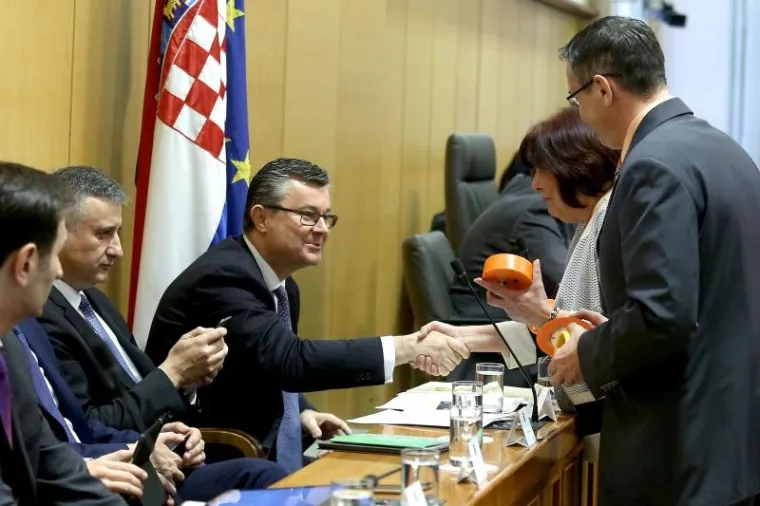 Kaže da premijer ima smisla za šalu pa je poklon dobro primio