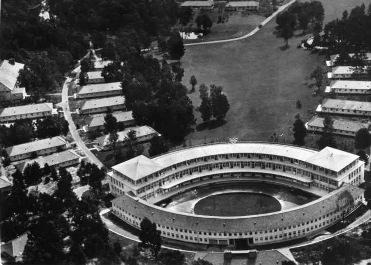 Njegov raspored dizajnirao je i nadgledao imenovani zapovjednik sela Hauptmann Wolfgang Fürstner početkom 1934. Manje od dva mjeseca prije početka Olimpijskih igara, Fürstner je naglo degradiran u zamjenika zapovjednika, a zamijenio ga je Oberstleutnant Werner von Gilsa, zapovjednik Berlinske gardijske pukovnije.