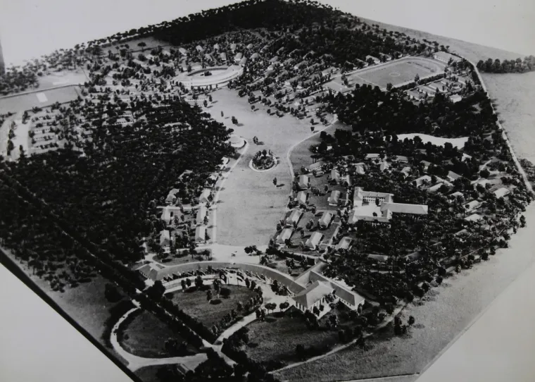 Hitlerovo Olimpijsko selo 1936. nalazilo se u mjestu Elstal u Wustermarku na zapadnoj granici Berlina. Mjesto udaljeno 30 kilometara od središta grada sastojalo se od jednosobnih i dvoetažnih spavaonica, velike blagovaonice, Blagovaonice nacija, kupališta, teretane, staze i ostalih sadržaja za vježbanje.