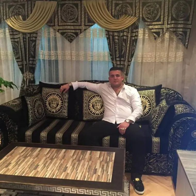 ALBANAC OPSJEDNUT POZNATOM MARKOM: Car neukusa sve što dotakne pretvara u Versace