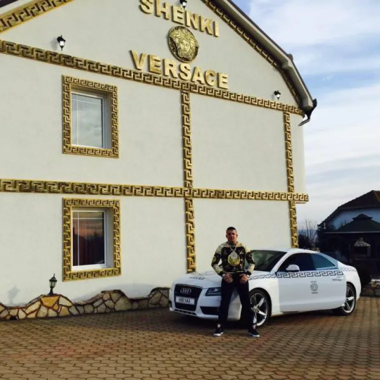 ALBANAC OPSJEDNUT POZNATOM MARKOM: Car neukusa sve što dotakne pretvara u Versace