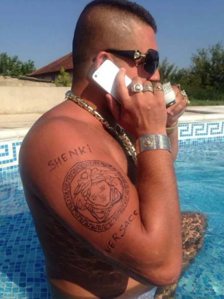 ALBANAC OPSJEDNUT POZNATOM MARKOM: Car neukusa sve što dotakne pretvara u Versace