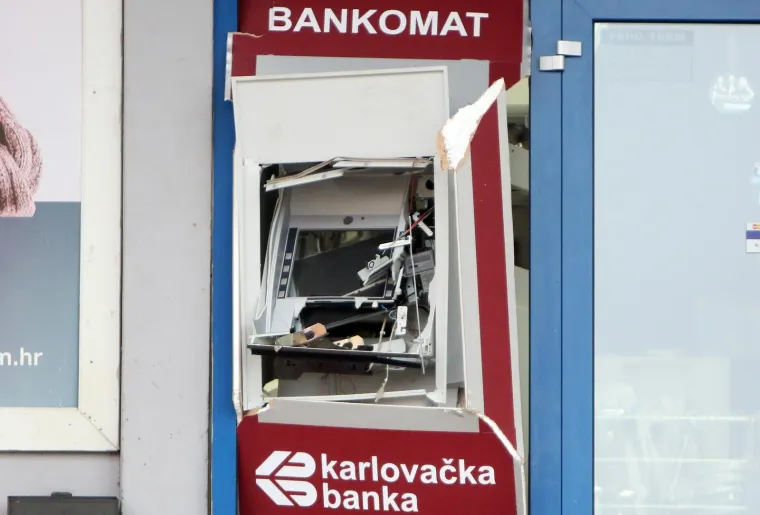 DETONACIJA PRENULA KARLOVČANE IZ SNA: Usred noći raznijeli bankomat