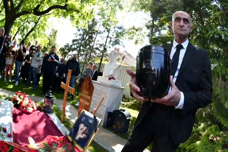 POKOPANA MIRA MARKOVIĆ: Urna udovice Slobodana Miloševića položena u grob u obiteljskoj kući