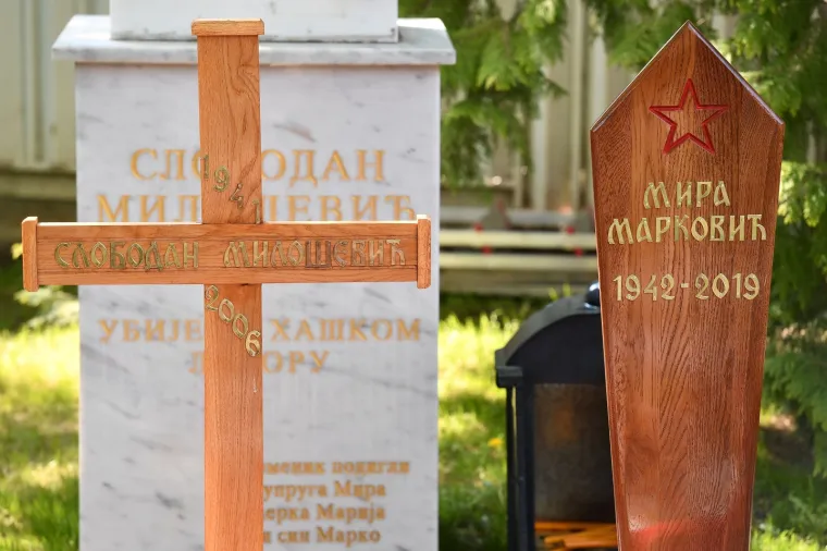 POKOPANA MIRA MARKOVIĆ: Urna udovice Slobodana Miloševića položena u grob u obiteljskoj kući