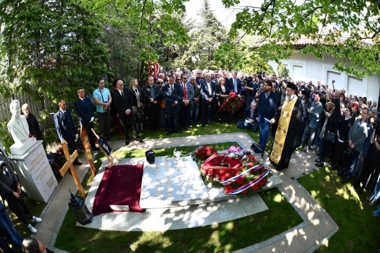 POKOPANA MIRA MARKOVIĆ: Urna udovice Slobodana Miloševića položena u grob u obiteljskoj kući