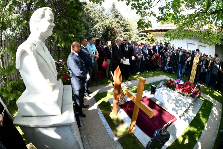 POKOPANA MIRA MARKOVIĆ: Urna udovice Slobodana Miloševića položena u grob u obiteljskoj kući