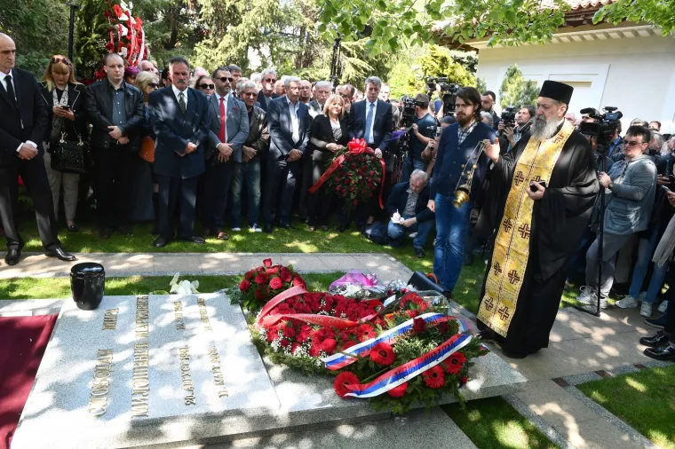 POKOPANA MIRA MARKOVIĆ: Urna udovice Slobodana Miloševića položena u grob u obiteljskoj kući